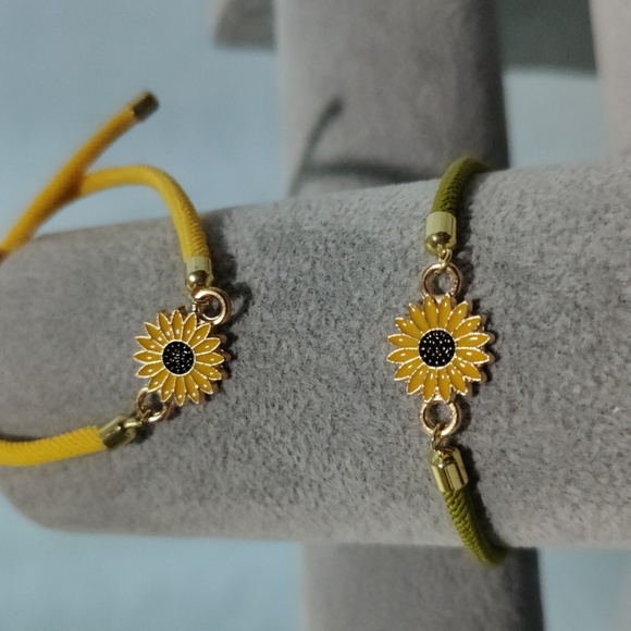 NWT Sunflower Bracelets Set of 2 Green and Yellow - Picture 4 of 6